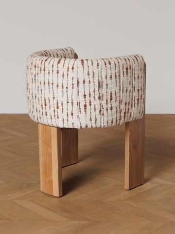 Scaun dining cu brațe tapițat tip fotoliu din lemn de salcâm și textil, bej, cu spătar rotunjit și trei picioare late, 77 x 63 x 60 cm, „Amphitryon” - Img 6