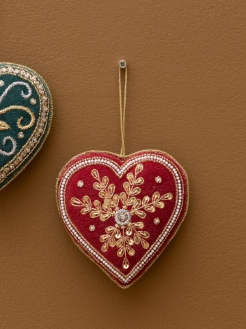 Set 2 ornamente decorative din catifea, verde și bordo, formă de inimă, broderii din fir auriu și contur din perle, 11 x 11 cm, „Cœur” - Img 5