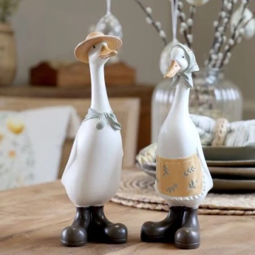 Set decorativ 2 gâște cu eșarfă și pălărie, stil festiv, alb multicolor, din polirasină, „Snowy Pair” - Img 2
