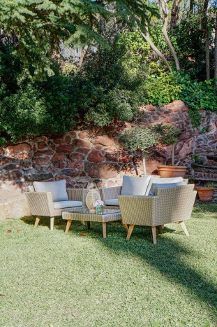 Set lounge exterior din rattan sintetic și structură din lemn și oțel cu canapea, 2 fotolii, masă și perne, finisaj bej-gri, „Zahara - Img 2