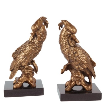 Statuetă decorativă din polirășină, aurie, papagal pe creangă, pe soclu negru, opritor pentru cărți, 28 x 15 x 12 cm, „Arara”