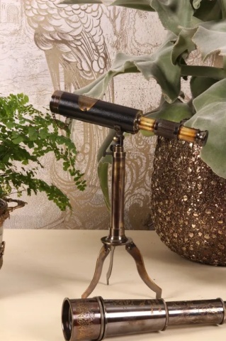 Telescop decorativ cu trepied din alamă și piele, negru și auriu, cu lentile reale și capac pe lanț, aspect vintage, finisaj antichizat, 35 x 25 x 14 cm, „Vigie” - Img 2
