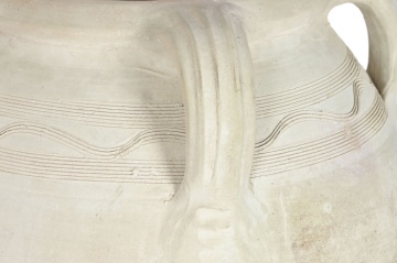 Vas decorativ amforă din teracotă artizanală, finisaj craft alb-crem, cu 4 anse, 57×57×93 cm, „Jerba" - Img 3
