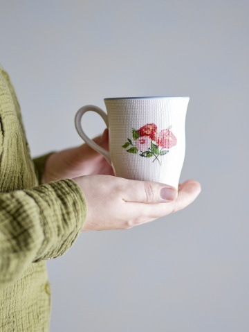 Cană din ceramică cu motive florale și margine albastră pictată manual, 310 ml, 9×10 cm, „Dorothy" - Img 5