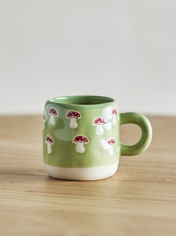 Cană mică din ceramică verde, pictată manual cu motiv ciuperci roșii, „Millie", 6 x 7 cm, 110 ml - Img 2