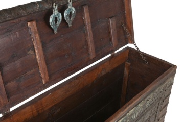 Cufăr vintage din lemn de tec, maro, cu plăci decorative din metal și două zăvoare, finisaj patinat, 98 x 137 x 44 cm, „Trunk” - Img 3