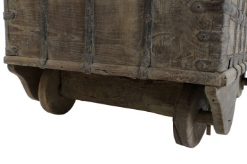 Cufăr vintage din lemn de tec, natur, pe roți din lemn, cu feronerie din fier, finisaj patinat, 87 x 118 x 66 cm, „Legacy” - Img 5