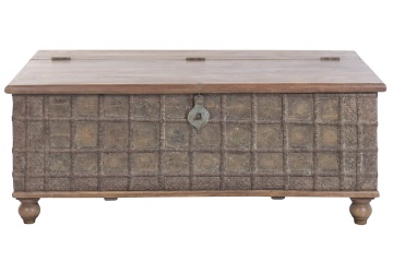 Cufăr vintage din lemn reciclat și metal, natur, cu feronerie în relief și picioare rotunde, finisaj patinat, 52 x 127 x 66 cm, „Lamanon”