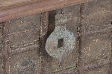 Cufăr vintage din lemn reciclat și metal, natur, cu feronerie în relief și picioare rotunde, finisaj patinat, 52 x 127 x 66 cm, „Lamanon” - Img 7