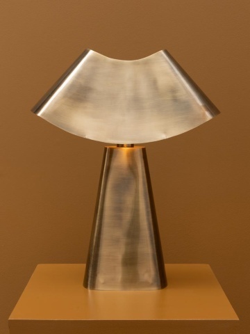 Lampă de masă din alamă antichizată cu abajur evantai și bază piramidală, auriu, 63 × 50 × 20 cm, „Hilaror" - Img 5