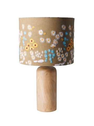 Lampa de masa, din lemn de mango, cu abajur din bumbac brodat, Jardin
