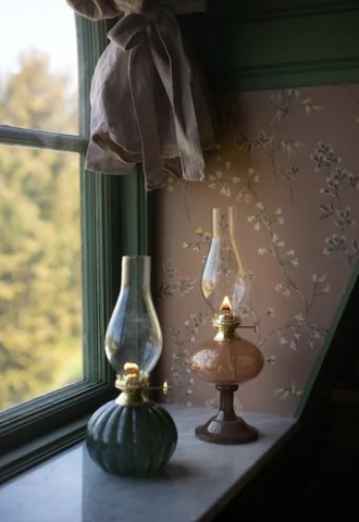 Lampă vintage cu petrol din sticlă maro, cu motive florale gravate și arzător în alamă, 11×34 cm, „Esmeralda" - Img 2