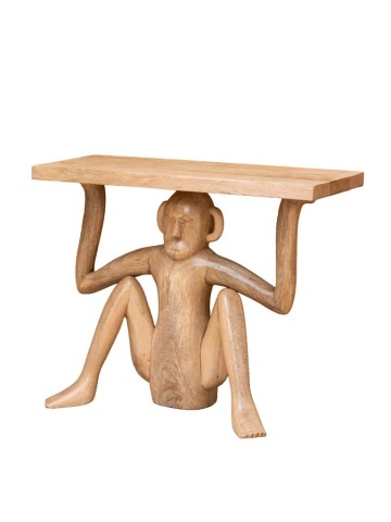 Măsuță laterală din lemn masiv de mango, natur, cu blat dreptunghiular susținut de o sculptură de maimuță cioplită manual, finisaj natural, 61×29×30,5 cm, „Atlas"