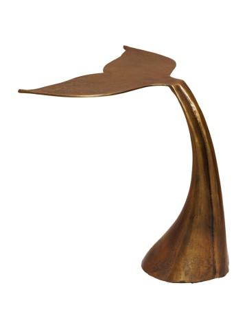 Măsuță laterală sculptată din aluminiu, auriu, cu blat în formă de coadă de pește, finisaj antichizat, 59 x 65 x 38 cm, „Fishtail”