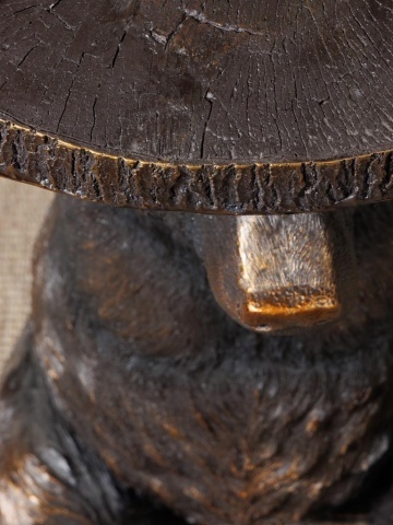 Măsuță laterală sculptată rotundă, maro, cu bază în formă de urs și blat cu aspect de trunchi tăiat, finisaj patinat, 54 x 37 cm, „Grizzly” - Img 3