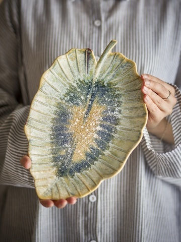 Platou de servire din ceramică glazurată artizanal în formă de frunză, L31×H4×W19,5 cm, „Dorreen" - Img 2