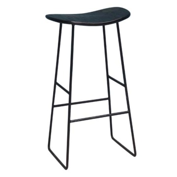 Scaun bar negru din lemn de tec și metal, cu șezut curbat și bază tip sanie, 70 x 41 x 30 cm, „Black Market”