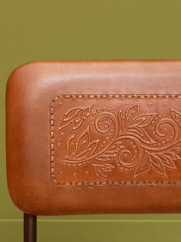 Scaun dining din piele naturală, maro, tapițat, cu detalii florale gravate pe spătar și cadru metalic patinat, 78 x 45 x 52 cm, „Arabesque” - Img 7