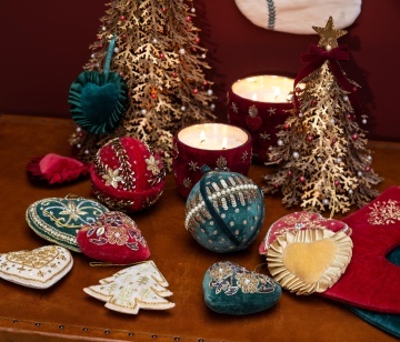Set 2 ornamente decorative din catifea, verde și bordo, formă de inimă, broderii din fir auriu și contur din perle, 11 x 11 cm, „Cœur” - Img 2