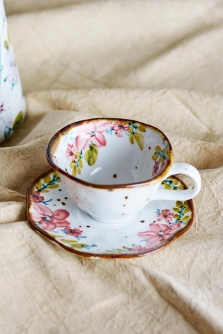 Set 4 căni cu farfurioară din ceramică artizanală albă cu motive florale roz pictate manual și margine aurie, 15×7,5 cm, "Savina" - Img 2