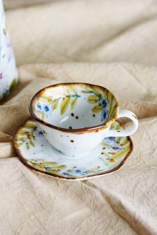 Set 4 căni cu farfurioară din ceramică artizanală albă cu motive florale pastelate pictate manual și margine maro, 15×7,5 cm, "Savina" - Img 3