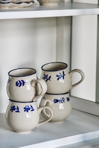 Set 4 căni din ceramică artizanală natur cu motive botanice albastre pictate manual și margine albastră, 9,5×9 cm, "Eimy" - Img 2