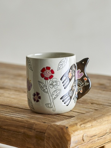 Set 4 cești din ceramică artizanală, natur,pictate manual cu flori stilizate și pasăre, cu toartă sculptată, „Vivielle" - Img 3