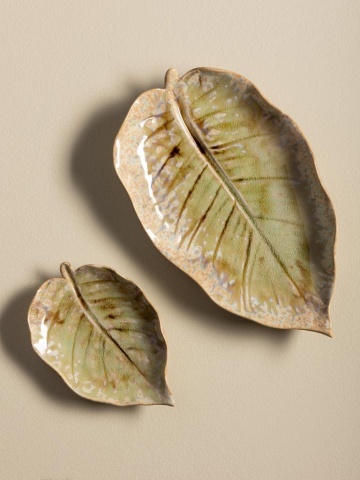Set de 2 farfurii decorative din ceramică artizanală, natur și verde, în formă de frunză, nervuri în relief, finisaj glazurat, 2 x 27 x 17 cm, „Nuance” - Img 5