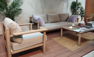 Set lounge exterior premium din aluminiu cu finisaj lemn, canapea, 2 fotolii și măsuță cu perne din olefină, „Cortina” - Img 2