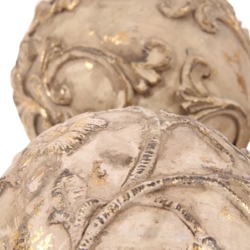 Sferă decorativă din polirășină, crem cu auriu, glob decorativ cu ornamente baroce în relief, aspect vintage, finisaj antichizat, 10 cm, „Orbe” - Img 3