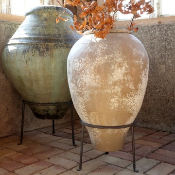 Vas decorativ pe suport din metal, crem, H85 cm, aspect antichizat - Img 2