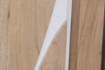Vitrină din lemn masiv de acacia, natur și alb, cu 2 uși, 6 rafturi și decor sculptat, 150 x 100 x 40 cm, „Alvera” - Img 12