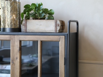 Vitrină industrială din lemn de pin natur și metal negru, cu 2 uși vitrate, 3 rafturi și roți, finisaj natural, 156 x 80 x 34 cm, „Calibre” - Img 5
