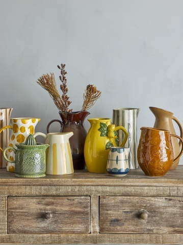 Carafă din ceramică maro antichizat cu model botanic în relief, 1400 ml, 14×18,5 cm, „Bence" - Img 5