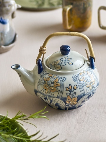 Ceainic din ceramică, cu motiv floral albastru pictat manual și mâner din bambus, cu infuzor, „Myah", 15 x 15 cm - Img 4