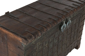 Cufăr vintage din lemn de tec, maro, cu plăci decorative din metal și două zăvoare, finisaj patinat, 98 x 137 x 44 cm, „Trunk” - Img 4