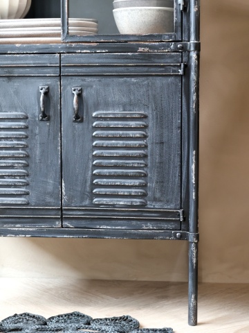 Dulap vitrină industrial din metal, negru, cu 2 uși vitrate, 2 uși cu jaluzele și 3 rafturi, finisaj antichizat, 140 x 60 x 38,5 cm, „Forge” - Img 2