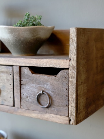 Etajeră de perete din lemn reciclat, natur, cu 1 raft, 3 sertare și mânere în formă de inel, aspect rustic, 15 x 36 x 12 cm, „Grimaud” - Img 4