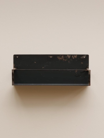 Etajeră de perete vintage din metal, negru, cu 1 raft și bordură din bandă metalică, 20 x 50 x 11 cm, „Ferrum” - Img 3