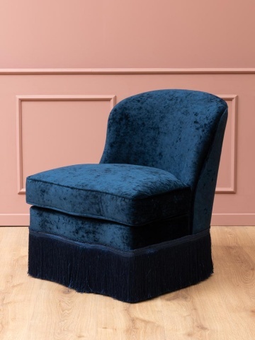 Fotoliu albastru închis din catifea, cu franjuri decorative și pernă de șezut cu paspoal, structură din lemn de cauciuc, 78×64×73 cm, „Costanza” - Img 9
