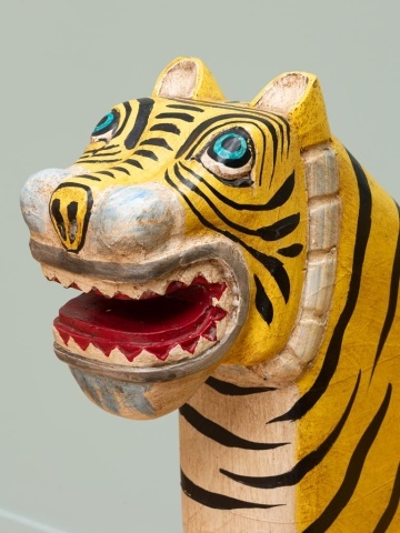 Fotoliu sculptural din lemn de mango în formă de tigru, orientare dreapta, „Tiger” - Img 9