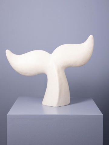 Lampă de masă decorativă din rășină și pulbere de piatră, albă, în formă de coadă de balenă, 42 x 53 x 19 cm, „Fluke” - Img 5