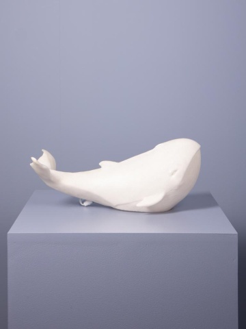 Lampă de masă din rășină și pulbere de piatră albă, formă de balenă, finisaj mat, 19×43×21 cm, „Leviathan" - Img 4