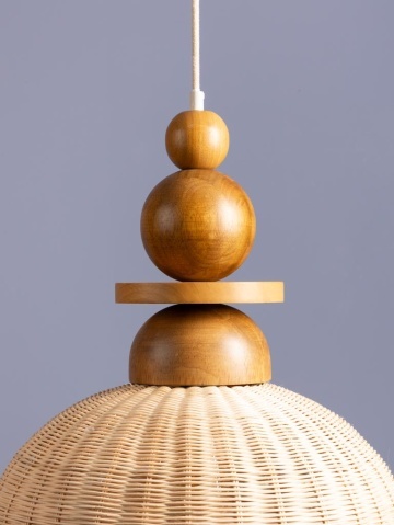 Lustră din ratan împletit natur cu structură din lemn de acacia și elemente sferice decorative, 52 × 40 cm, „Rotinelle" - Img 3