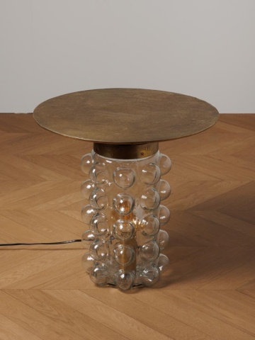Măsuță laterală iluminată rotundă din metal și sticlă, auriu, cu bază din sticlă cu bule, finisaj antichizat, 45 x 45 cm, „Mirobola” - Img 2