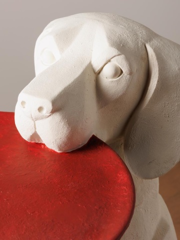 Măsuță laterală sculptată înaltă în formă de câine, alb, cu blat rotund roșu ținut în bot, 77 x 60 x 30 cm, „White Dog” - Img 5