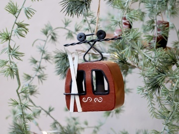 Ornament pentru brad din metal roșu antichizat, pictat manual, H7 cm, „Vintage Ski Lift” - Img 2