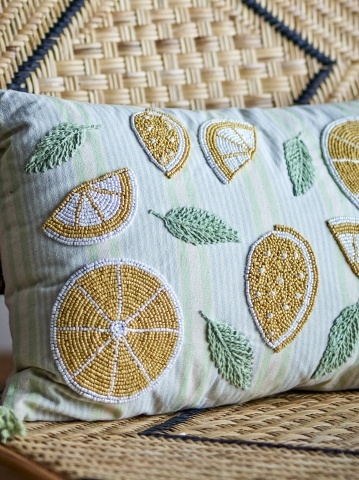 Pernă decorativă din bumbac galben cu felii de lămâie brodate și mărgele, 50×35 cm, „Lemon" - Img 4