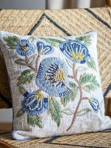 Pernă decorativă din bumbac, natur, cu broderie florală și tiv decorativ, 45x45 cm, „Hanna" - Img 3