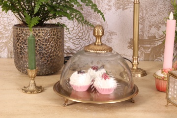 Platou pentru tort din alamă, auriu, cu cupolă din sticlă gravată lucrată manual, pe picioare, aspect vintage, finisaj antichizat, 19 x 23 cm, „Chantilly” - Img 2